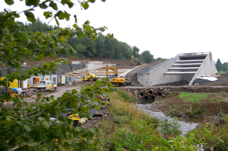 Bau eines Hochwasserrückhaltebeckens
