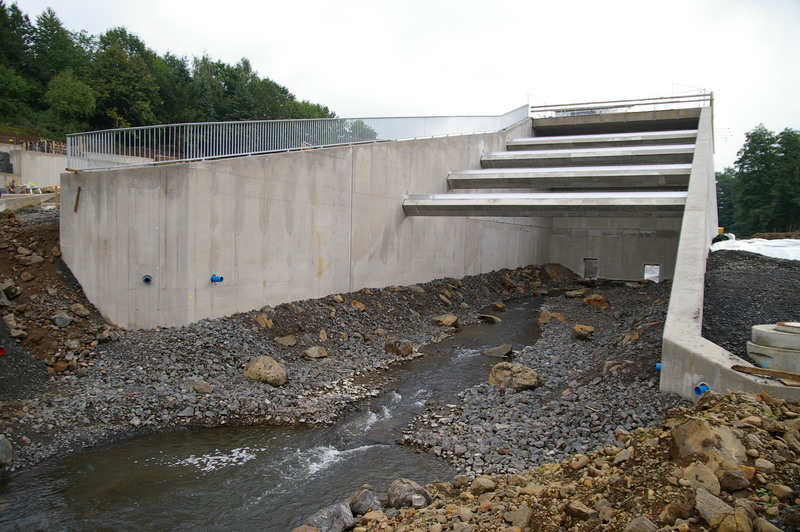 Bau eines Hochwasserrückhaltebeckens